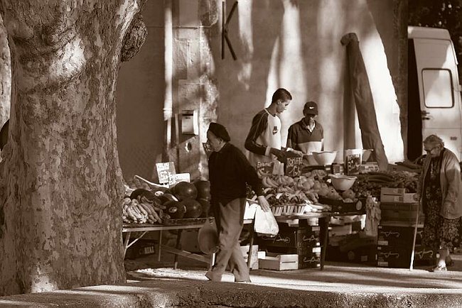 CRW_0589 Cucuron market.tif