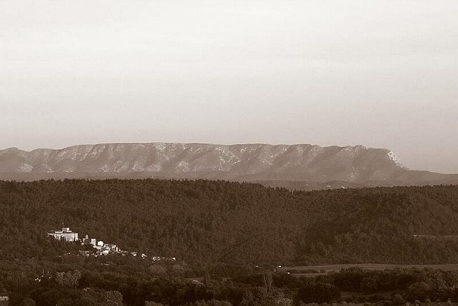 CRW_1659 Ansouis et Victoire.tif