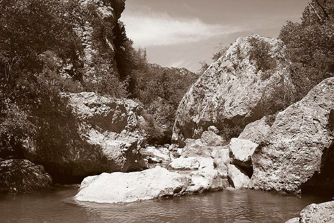 CRW_4055 Stone barrier.tif