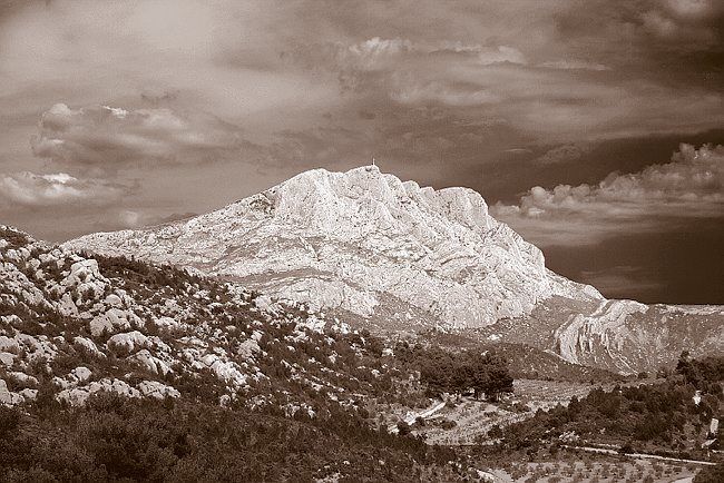 CRW_1224 Mountagne St Victoire.tif